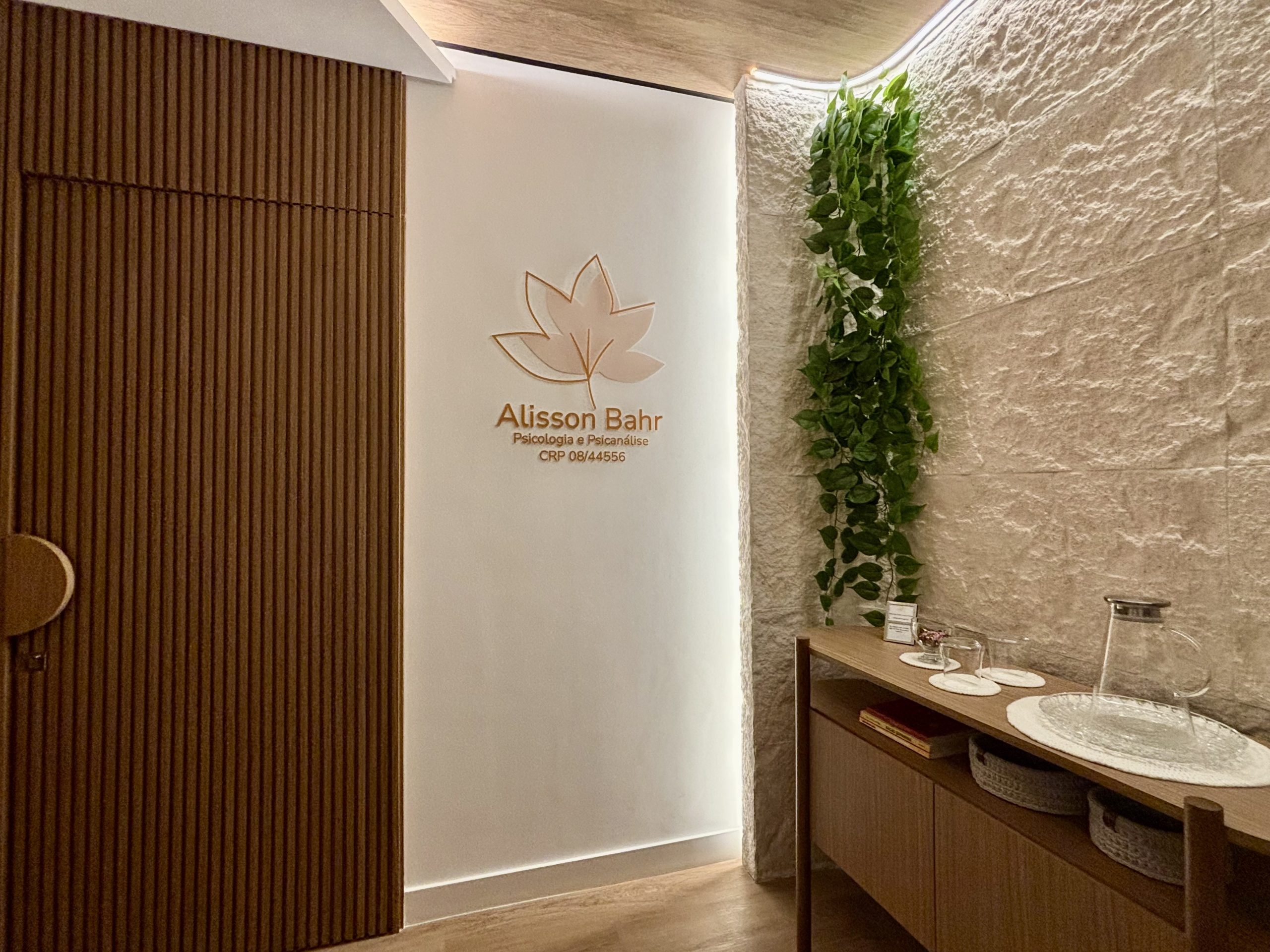 Foto H - Recepção 10 - Bancada, logo e porta fechada