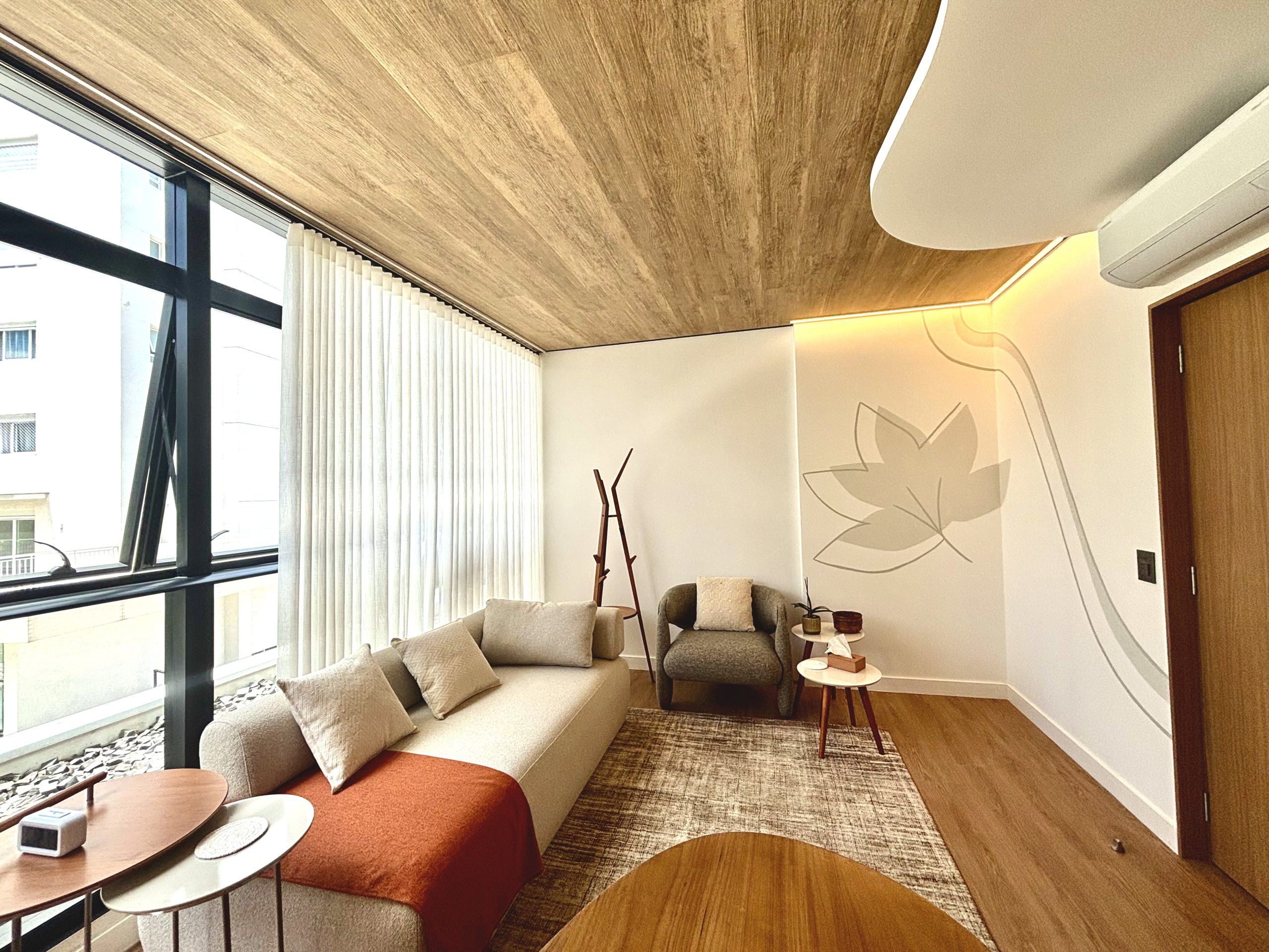 Foto H - sala de atendimento 14 - parede com flor - cortina semi aberta